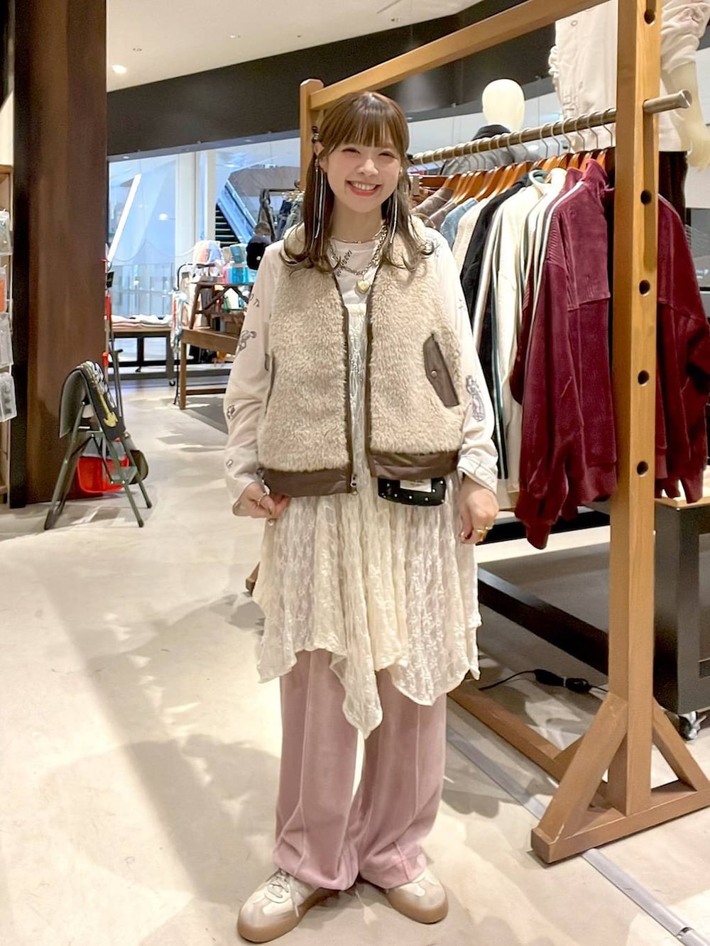 ベージュ系のワンピース、その他のTシャツ/カットソー、ブラウン系のベストを着用したレディースの秋コーディネートの4枚目の写真