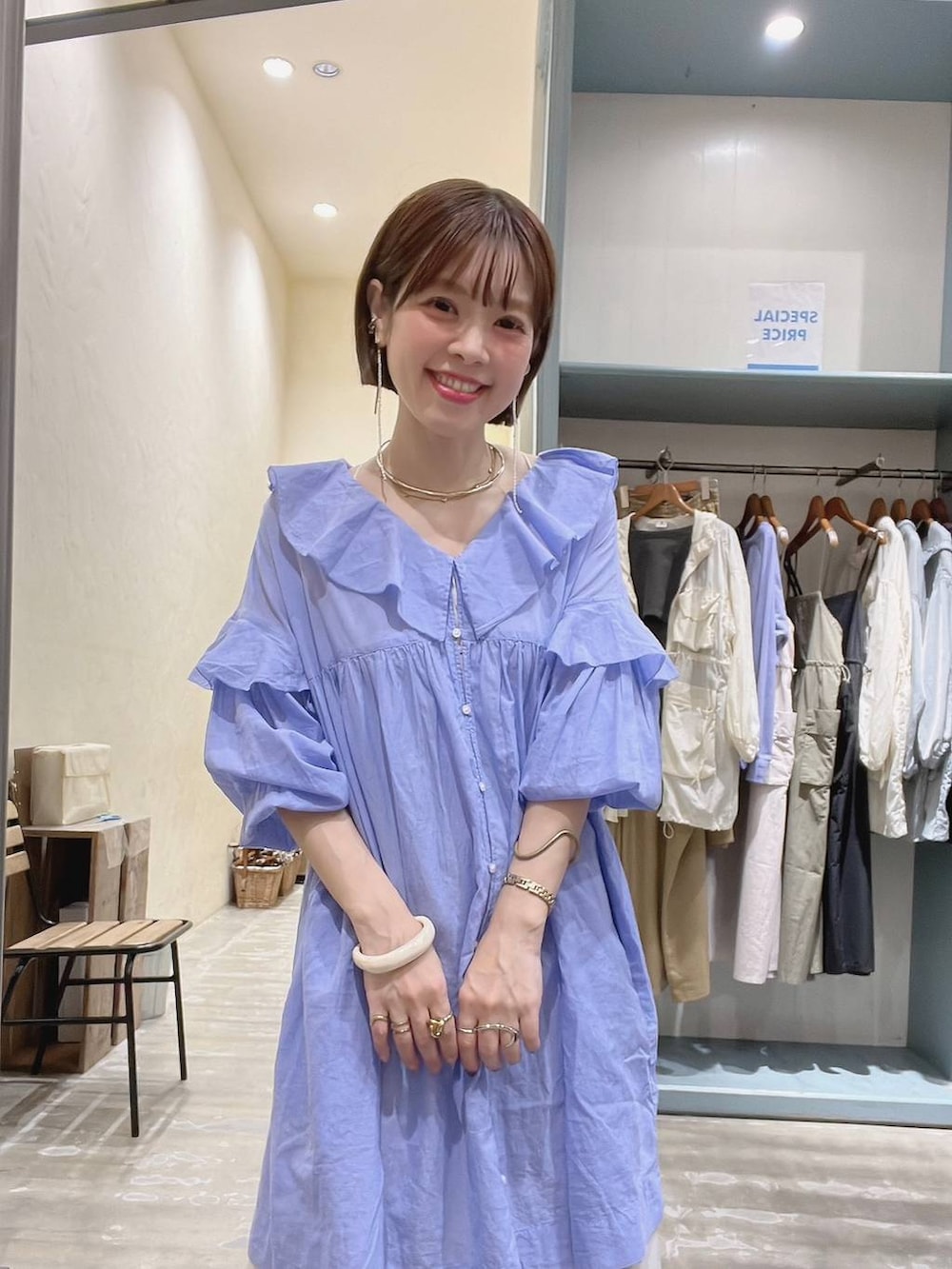 「着痩せ・細見え、体型カバー、ナチュラル、ママコーデ、春コーデ、カジュアル、niko and ...、Over40スタッフ、スカート、ブラウス、サンダル、リラックス」｜「niko and...のオリジナルキルティングサンダル（サンダル、ホワイト系）」を使った、みきてぃ24さん（骨格ウェーブ・レディース・158cm）の春コーディネートの4枚目の写真