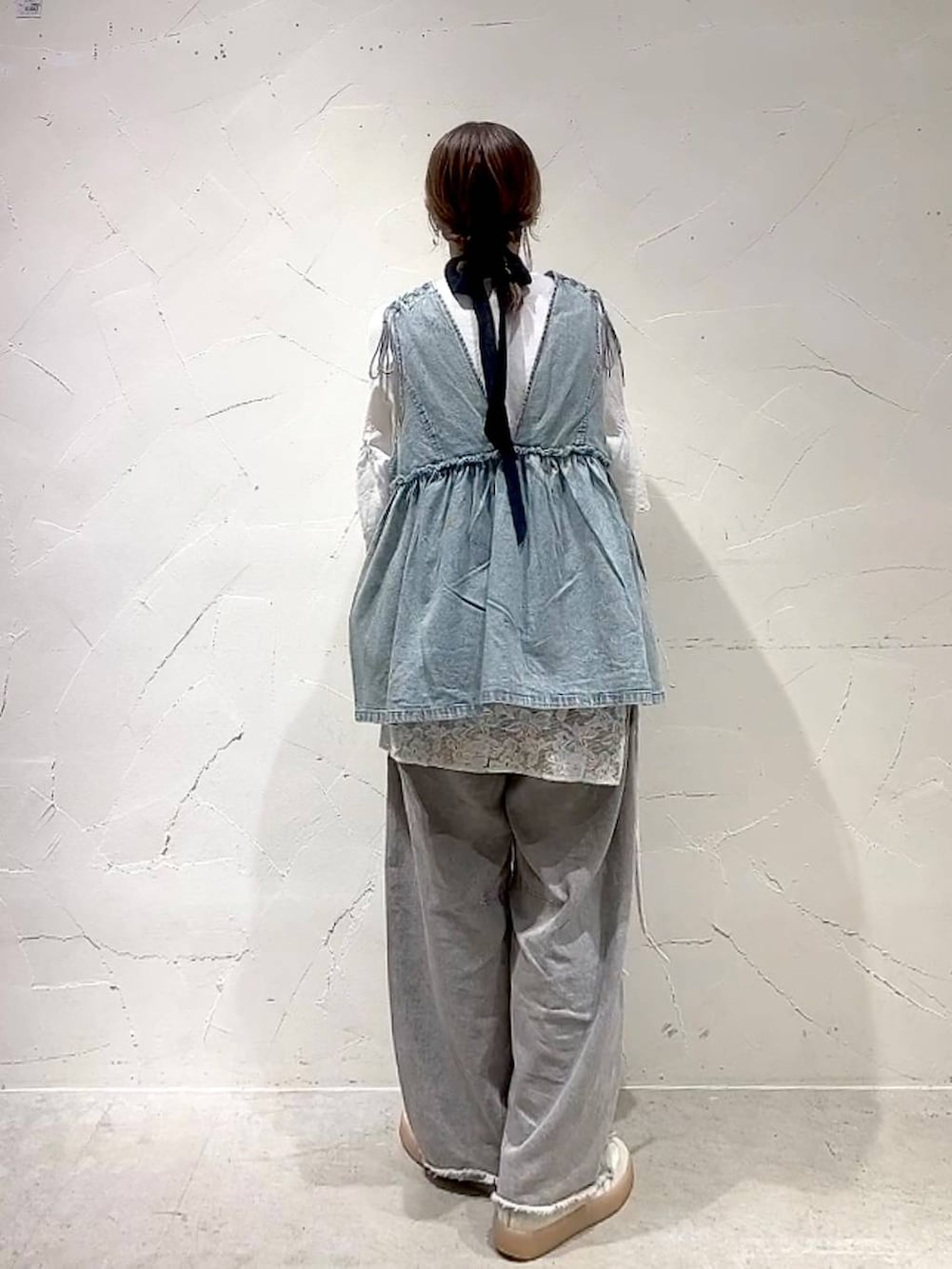 グレー系のその他パンツ、ブルー系のベスト、ホワイト系のシャツ/ブラウスを着用したレディースの夏コーディネートの5枚目の写真