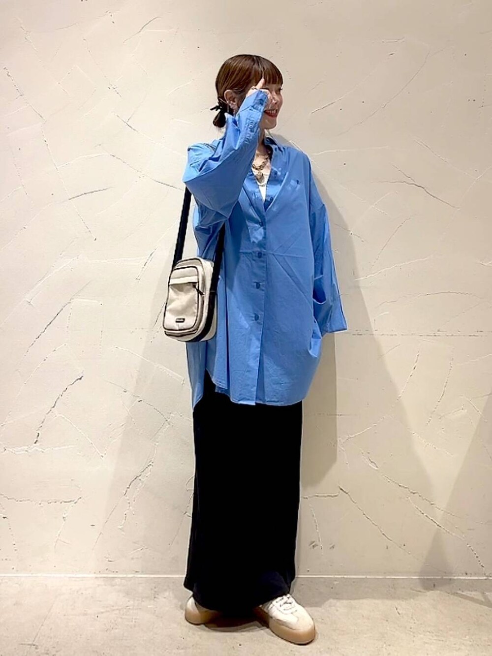 ブラック系のスカート、ブルー系のシャツ/ブラウス、ベージュ系のショルダーバッグを着用したレディースの夏コーディネートの9枚目の写真