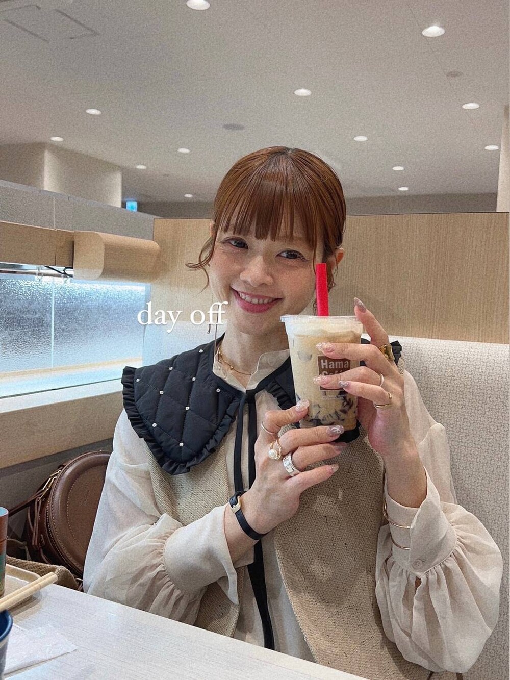 「時計、レイヤードスタイル、LOWRYS FARM、着痩せ・細見え、体型カバー、ナチュラル、ママコーデ、秋コーデ、冬コーデ、カジュアル、niko and ...、淡色コーデ、Over40スタッフ、大人カジュアル、ワンピース」｜「LOWRYS FARMのシアーシャツワンピース　 130972（シャツワンピース、ホワイト系）」を使った、みきてぃ24さん（骨格ウェーブ・レディース・158cm）の秋コーディネートの3枚目の写真