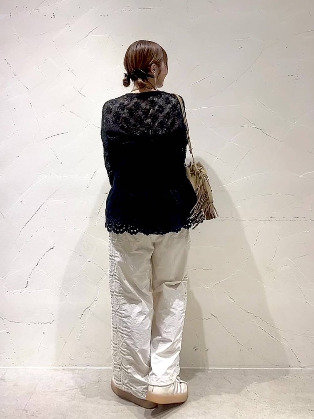 ベージュ系のその他パンツ、ブラック系のTシャツ/カットソー、ブラック系のスカートを着用したレディースの夏コーディネートの5枚目の写真