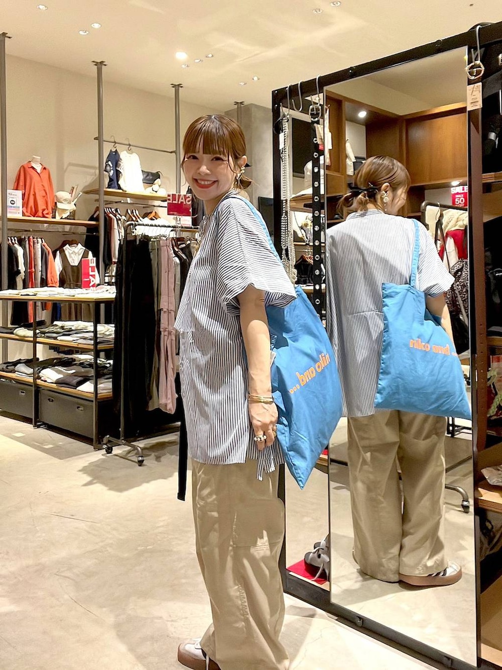 「着痩せ・細見え、体型カバー、ナチュラル、ママコーデ、春コーデ、夏コーデ、カジュアル、niko and ...、淡色コーデ、Over40スタッフ、大人カジュアル、ブラウス、パンツ、シャツ、トートバッグ」｜「niko and...のケアイージーコタットチュニックシャツ（シャツ/ブラウス、ブルー系）」を使った、みきてぃ24さん（レディース・158cm）の夏コーディネートの8枚目の写真