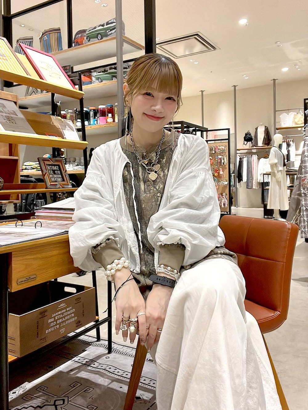 ホワイト系のシャツ/ブラウス、ベージュ系のTシャツ/カットソー、ベージュ系のデニムスカートを着用したレディースの夏コーディネートの7枚目の写真