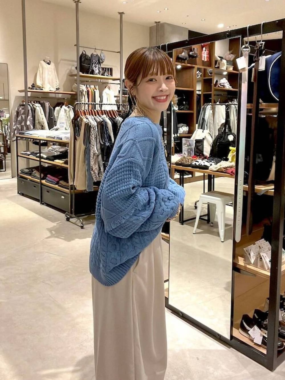 ベージュ系のその他パンツ、ゴールド系のネックレス、ブラウン系のベルトを着用したレディースの秋コーディネートの6枚目の写真