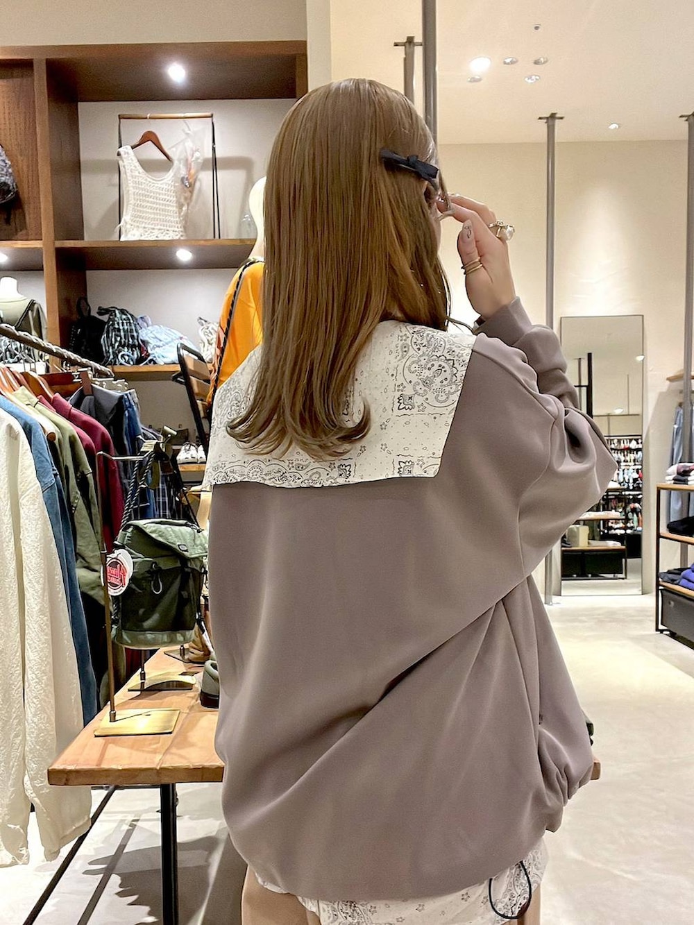 ベージュ系のスニーカー、イエロー系のその他パンツ、ベージュ系のシャツ/ブラウスを着用したレディースの春コーディネートの7枚目の写真