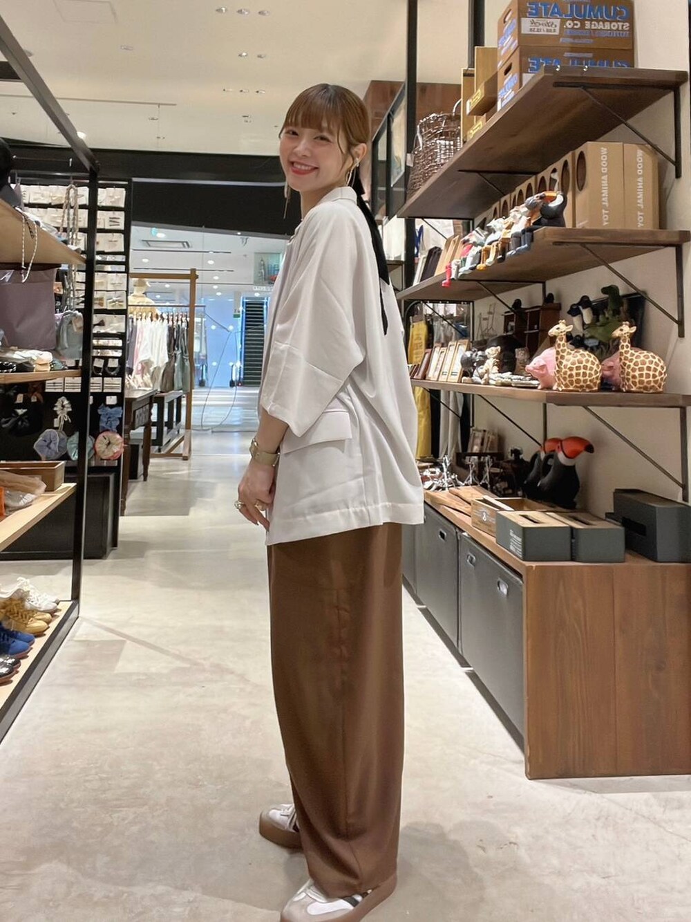 ベージュ系のテーラードジャケット、イエロー系のアナログ腕時計、ベージュ系のネックレスを着用したレディースの春コーディネートの8枚目の写真