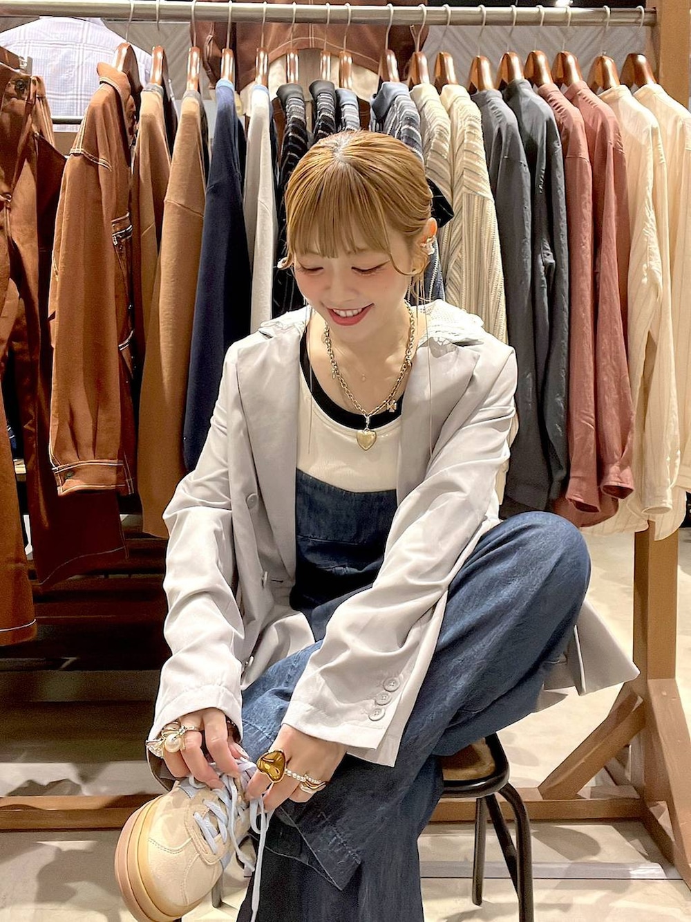 ベージュ系のスニーカー、グレー系のテーラードジャケット、ホワイト系のタンクトップを着用したレディースの春コーディネートの8枚目の写真