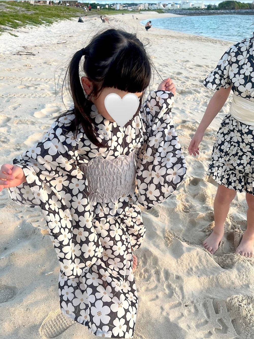 ブラック系のショルダーバッグ、グリーン系のシャツ/ブラウス、グリーン系のその他パンツを着用したキッズの夏コーディネートの3枚目の写真