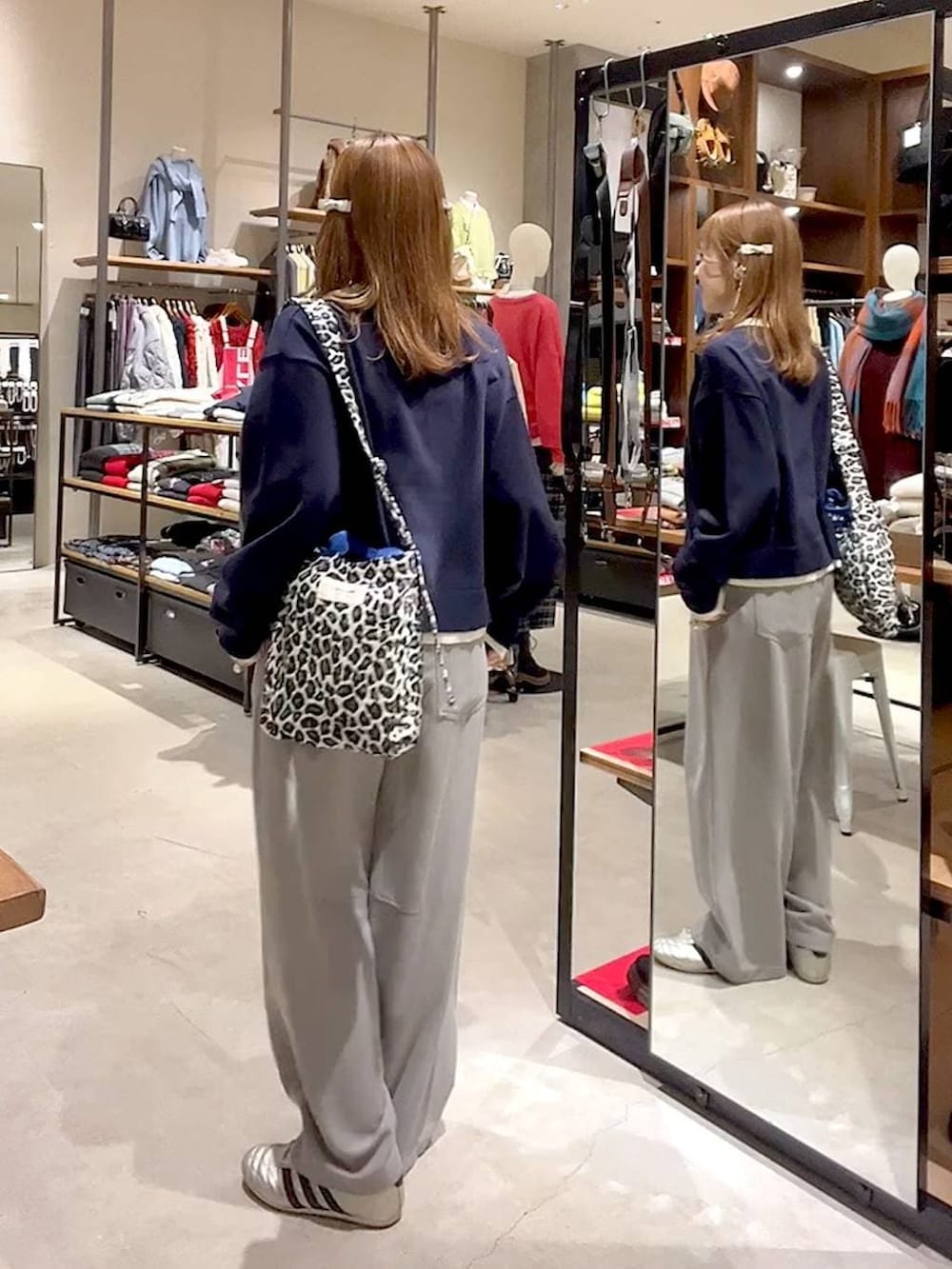 ゴールド系のスニーカー、その他のトートバッグ、グレー系のその他パンツを着用したレディースの冬コーディネートの6枚目の写真