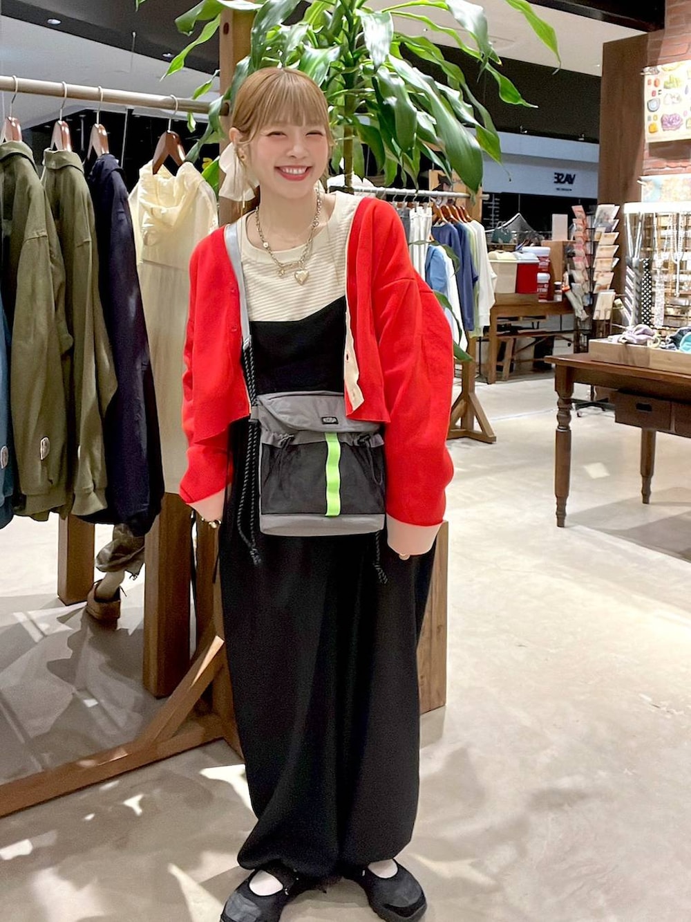 レッド系のカーディガン/ボレロ、ホワイト系のヘアゴムを着用したレディースの春コーディネートの9枚目の写真