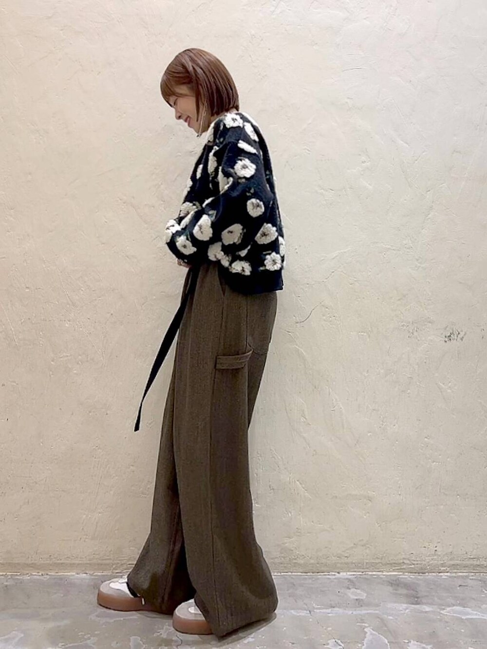 ブラウン系のその他パンツ、ブラック系のベルトを着用したレディースの冬コーディネートの6枚目の写真