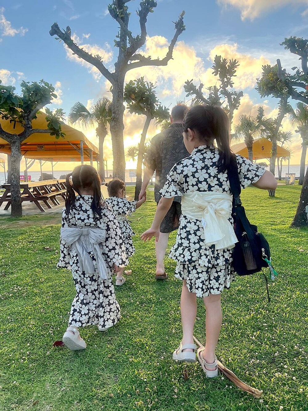 ブラック系のショルダーバッグ、グリーン系のシャツ/ブラウス、グリーン系のその他パンツを着用したキッズの夏コーディネートの2枚目の写真