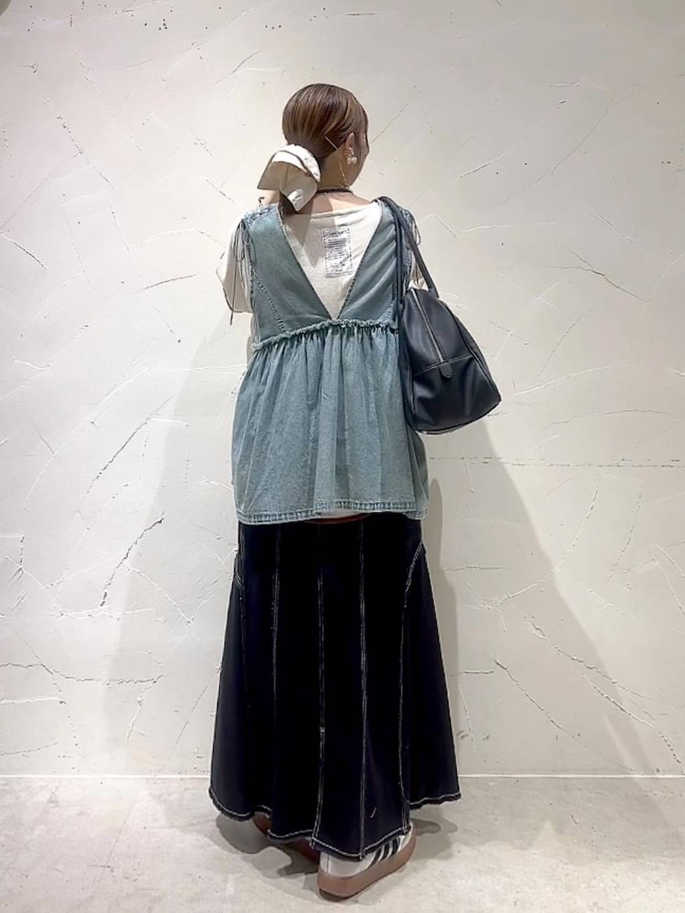 「着痩せ・細見え、ベスト、体型カバー、ナチュラル、ママコーデ、春コーデ、夏コーデ、カジュアル、niko and ...、淡色コーデ、Over40スタッフ、大人カジュアル、Tシャツ、スカート、ボストンバッグ」｜「Me%のハート2SETカラビナ　106345（その他雑貨、ベージュ系）」を使った、みきてぃ24さん（レディース・158cm）の春コーディネートの5枚目の写真