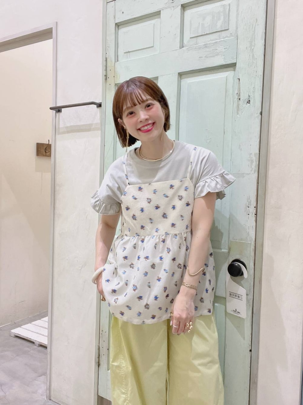 「着痩せ・細見え、体型カバー、ナチュラル、ママコーデ、春コーデ、カジュアル、niko and ...、Over40スタッフ、Tシャツ、キャミソール、ビスチェ、サンダル」｜「niko and...のオリジナルキルティングサンダル（サンダル、ホワイト系）」を使った、みきてぃ24さん（骨格ウェーブ・レディース・158cm）の春コーディネートの5枚目の写真