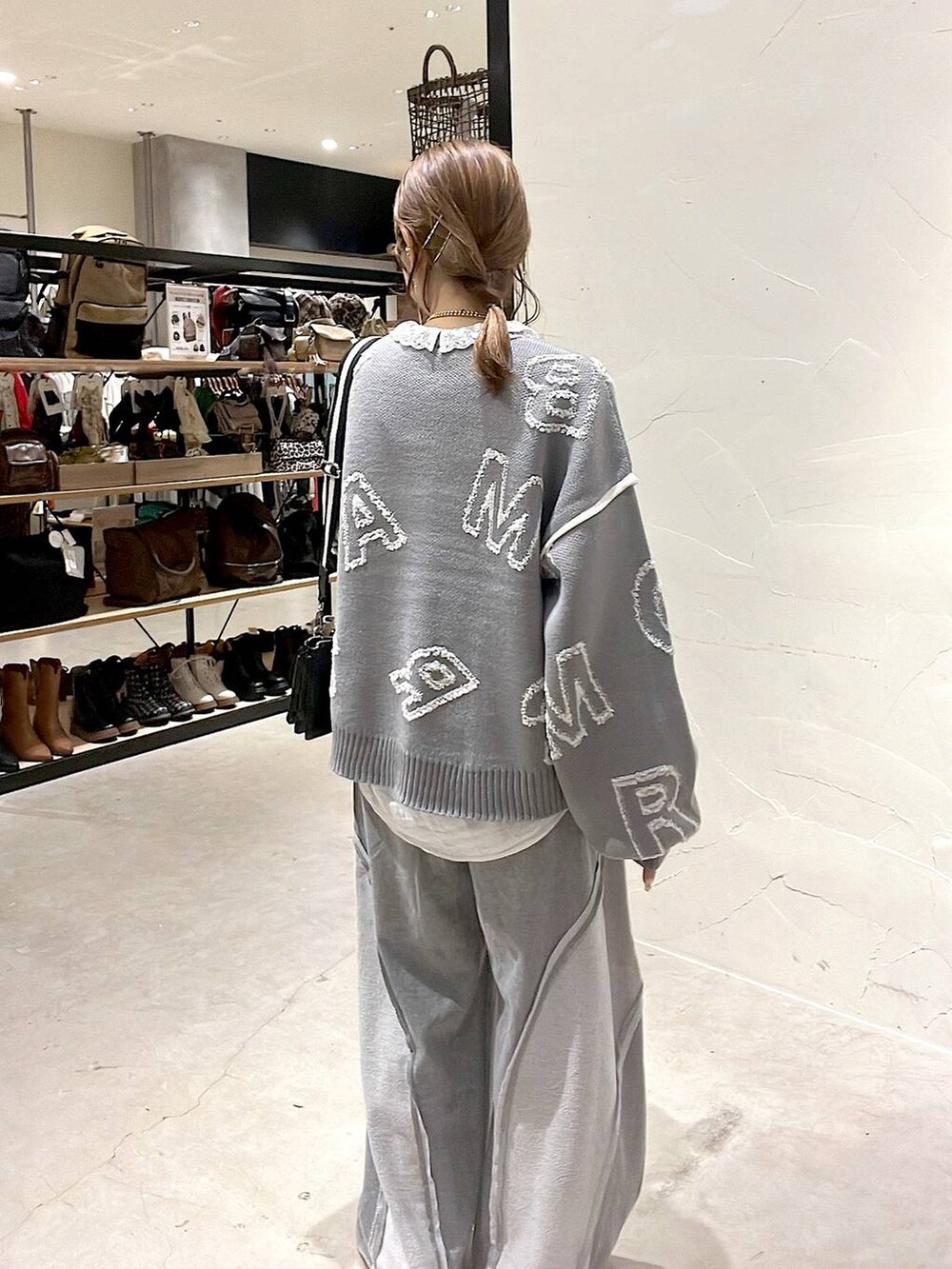 ブラック系のショルダーバッグ、その他のシャツ/ブラウス、その他のインテリア雑貨を着用したレディースの秋コーディネートの6枚目の写真