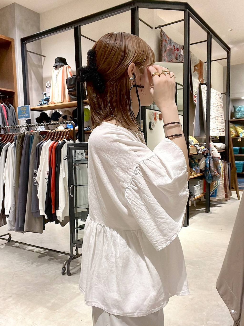 「チノパン、着痩せ・細見え、体型カバー、ナチュラル、ママコーデ、春コーデ、夏コーデ、カジュアル、niko and ...、淡色コーデ、Over40スタッフ、大人カジュアル、ブラウス、パンツ」｜「niko and...のボーイズクラフトチノパンツ（チノパンツ、ベージュ系）」を使った、みきてぃ24さん（レディース・158cm）の春コーディネートの8枚目の写真