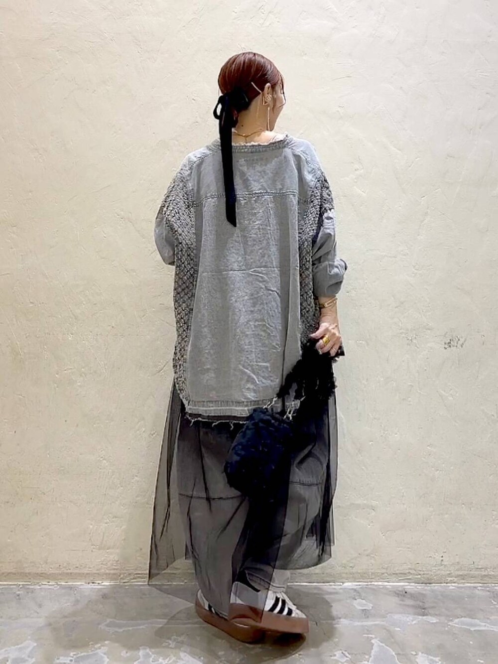 ブラック系のワンピース、グレー系のシャツ/ブラウス、ベージュ系のキャミソールを着用したレディースの秋コーディネートの4枚目の写真