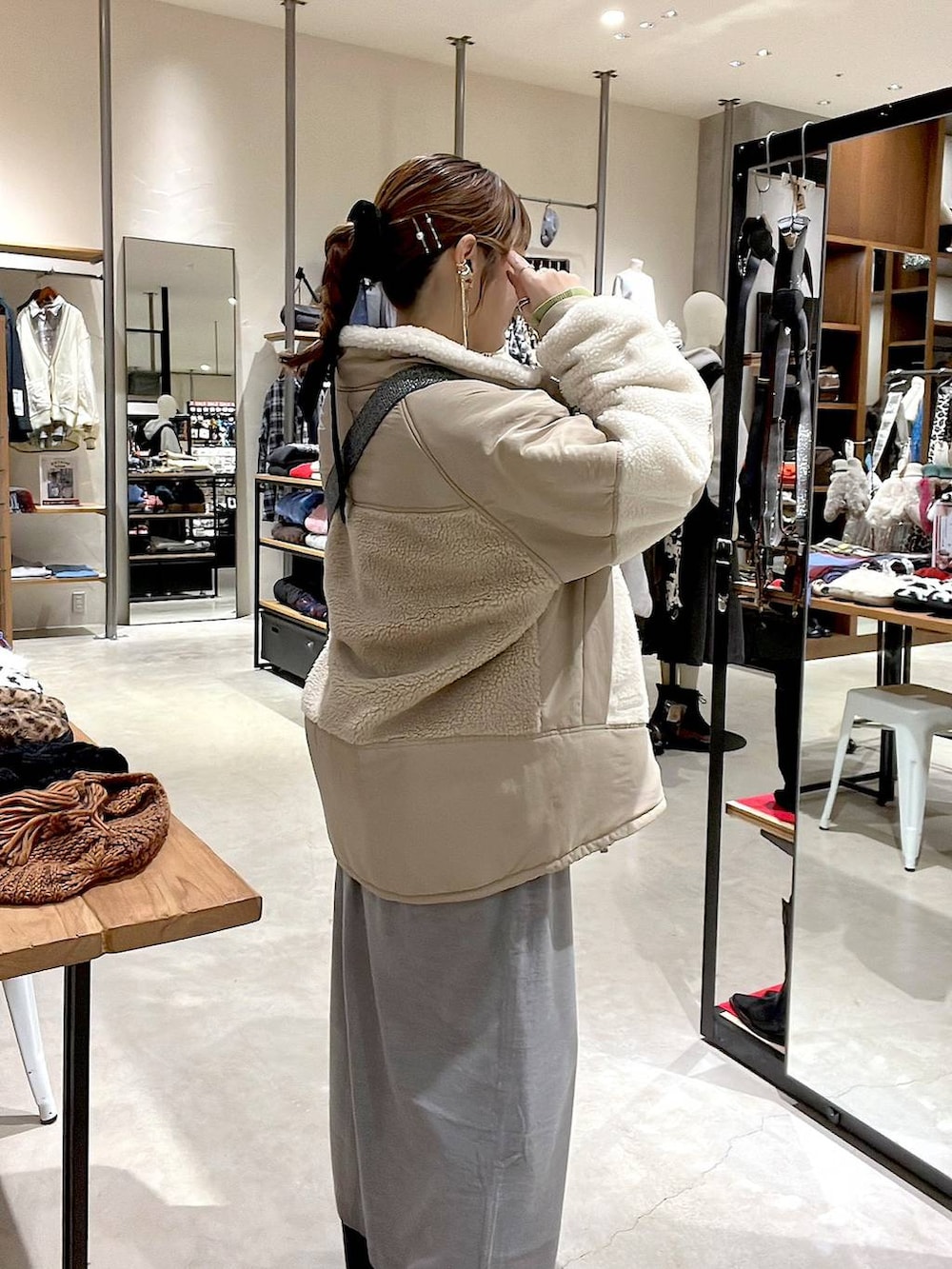 ベージュ系のその他アウター、ブラック系のその他パンツ、グレー系のワンピースを着用したレディースの冬コーディネートの8枚目の写真