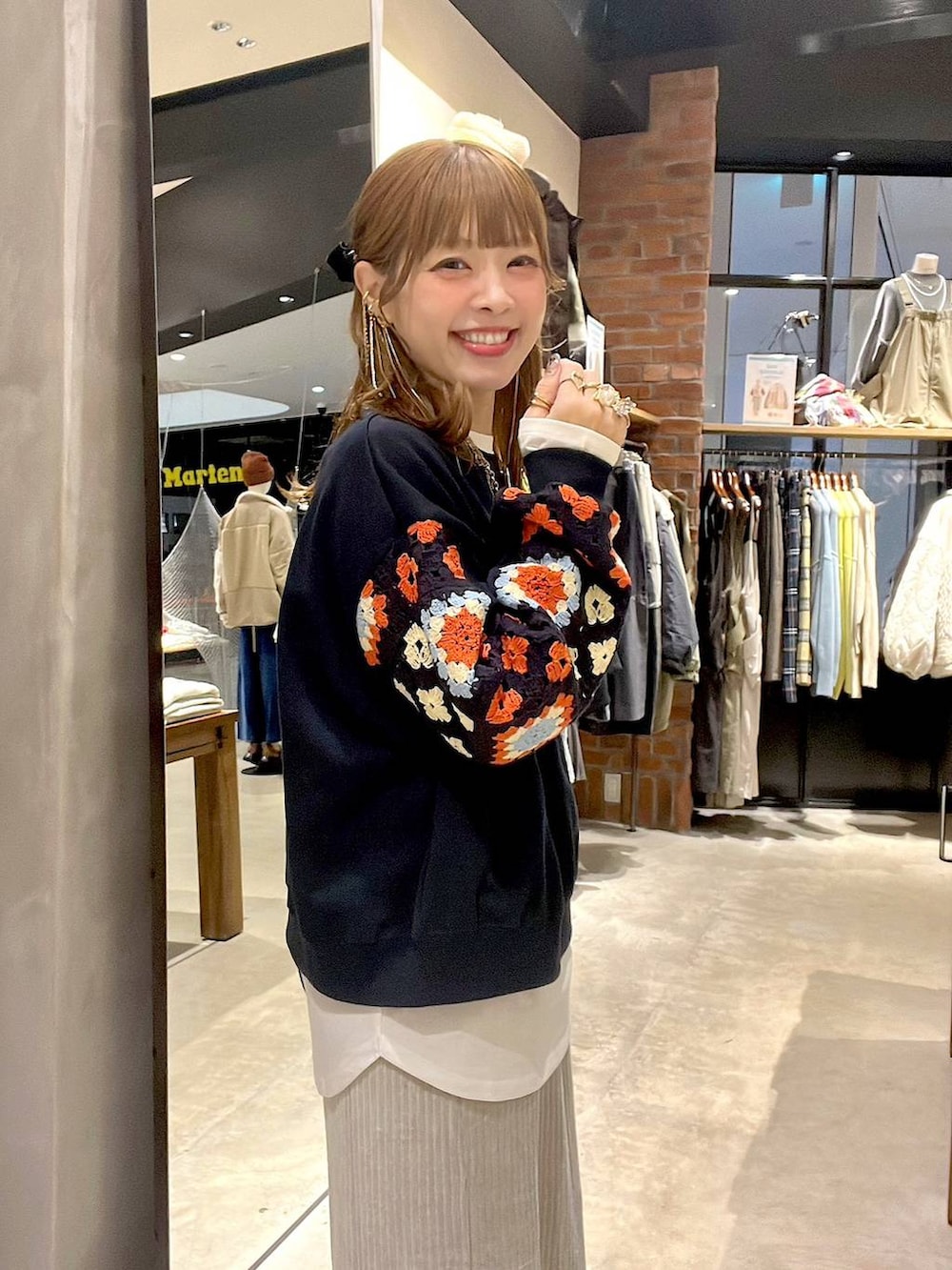 ブルー系のスウェット、ホワイト系のTシャツ/カットソー、グレー系のスカートを着用したレディースの冬コーディネートの7枚目の写真