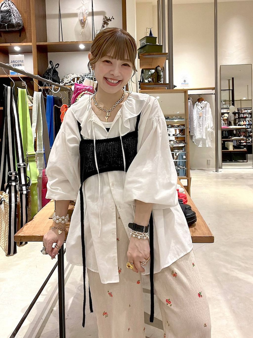 ホワイト系のシャツ/ブラウス、ベージュ系のその他パンツ、ブラック系のタンクトップを着用したレディースの春コーディネートの2枚目の写真