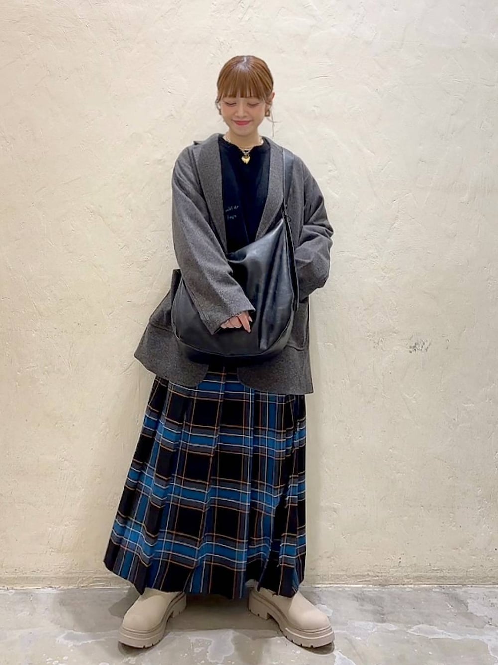 ホワイト系のTシャツ/カットソー、グレー系のテーラードジャケット、ブラック系のショルダーバッグを着用したレディースの冬コーディネートの8枚目の写真