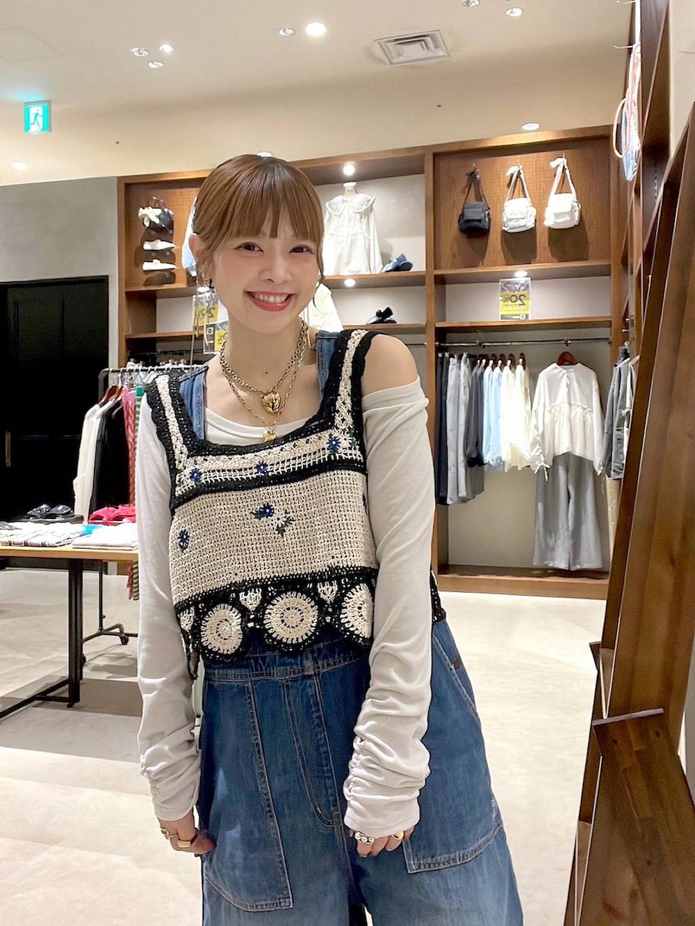 「ロンT、ネックレス、レイヤードスタイル、着痩せ・細見え、体型カバー、ナチュラル、ママコーデ、春コーデ、夏コーデ、カジュアル、niko and ...、淡色コーデ、Over40スタッフ、大人カジュアル、サロペット」｜「niko and...の【NKJ 2025SS】PAINTER OVERALLS（サロペット/オーバーオール、ブルー系）」を使った、みきてぃ24さん（レディース・158cm）の春コーディネートの2枚目の写真