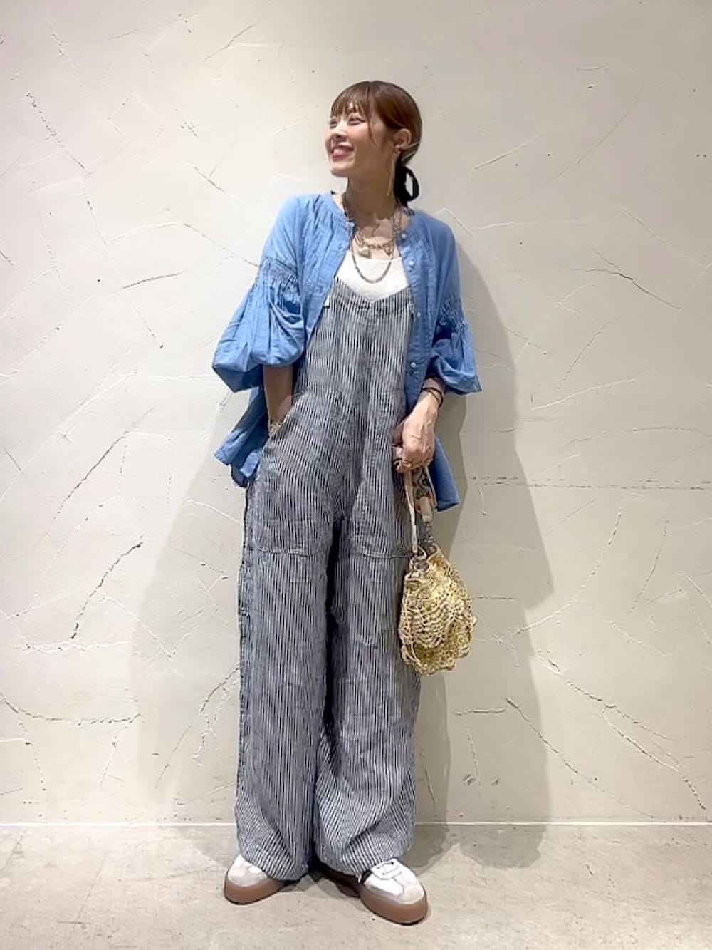 「着痩せ・細見え、体型カバー、ナチュラル、ママコーデ、春コーデ、夏コーデ、カジュアル、niko and ...、淡色コーデ、Over40スタッフ、大人カジュアル、サロペット、ブラウス、ショルダーバッグ」｜「niko and...のFINEリネンツイルサロペット（サロペット/オーバーオール、ブルー系）」を使った、みきてぃ24さん（レディース・158cm）の春コーディネートの2枚目の写真