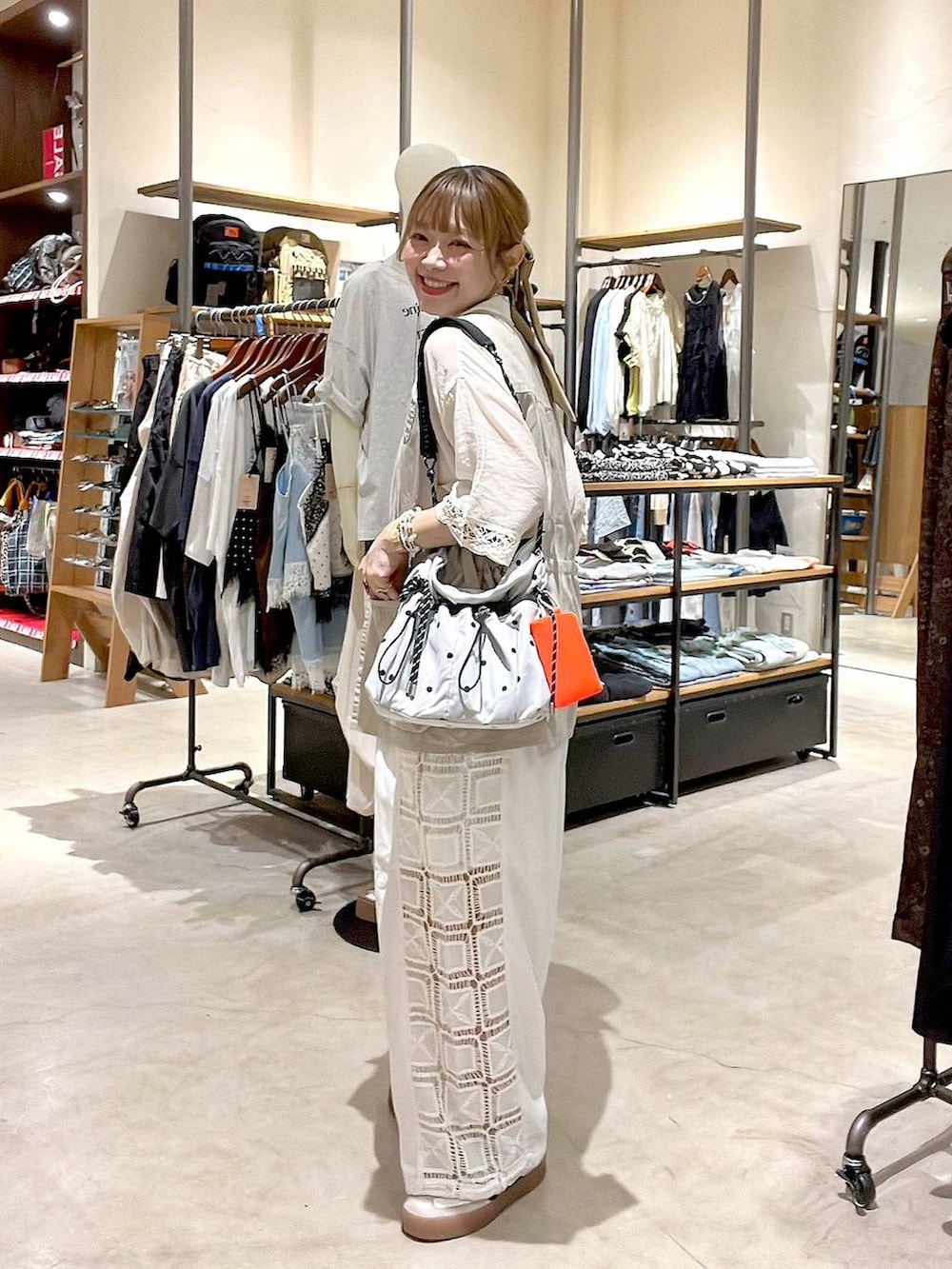 ベージュ系のベスト、ホワイト系のその他パンツ、その他のショルダーバッグを着用したレディースの夏コーディネートの4枚目の写真