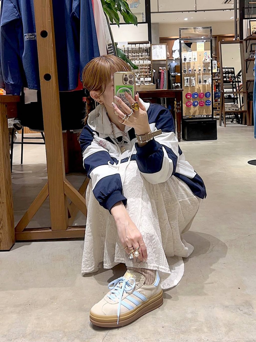 ベージュ系のスニーカー、ホワイト系のシャツ/ブラウス、ブルー系のTシャツ/カットソーを着用したレディースの春コーディネートの7枚目の写真