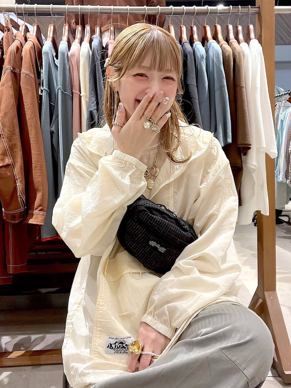 ブラック系のボディバッグ/ウエストポーチ、グリーン系のその他パンツを着用したレディースの春コーディネートの8枚目の写真