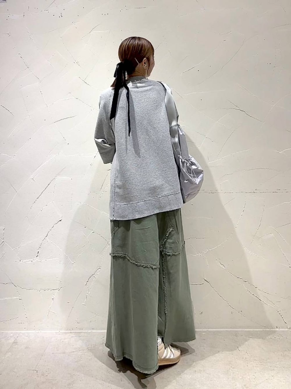 シルバー系のトートバッグ、ホワイト系のTシャツ/カットソー、グレー系のTシャツ/カットソーを着用したレディースの春コーディネートの4枚目の写真