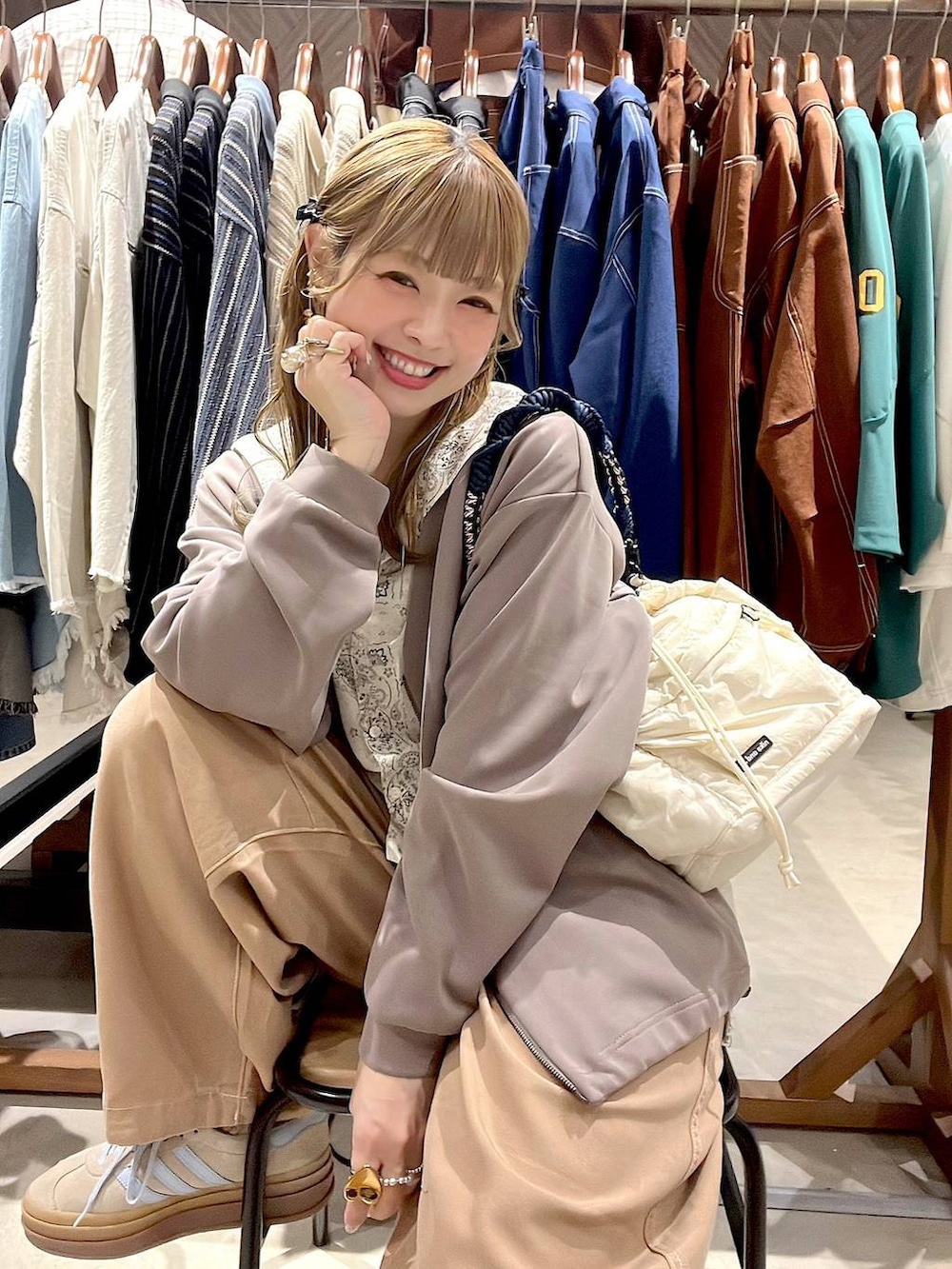 ベージュ系のスニーカー、イエロー系のその他パンツ、ベージュ系のシャツ/ブラウスを着用したレディースの春コーディネートの2枚目の写真