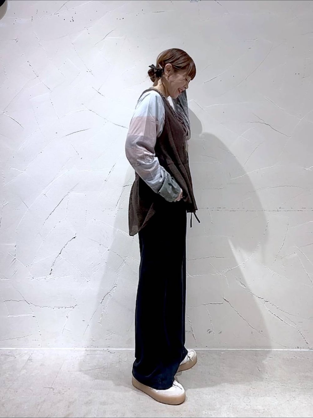 ベージュ系のTシャツ/カットソー、ブラック系のその他パンツ、ブラウン系のベストを着用したレディースの夏コーディネートの5枚目の写真