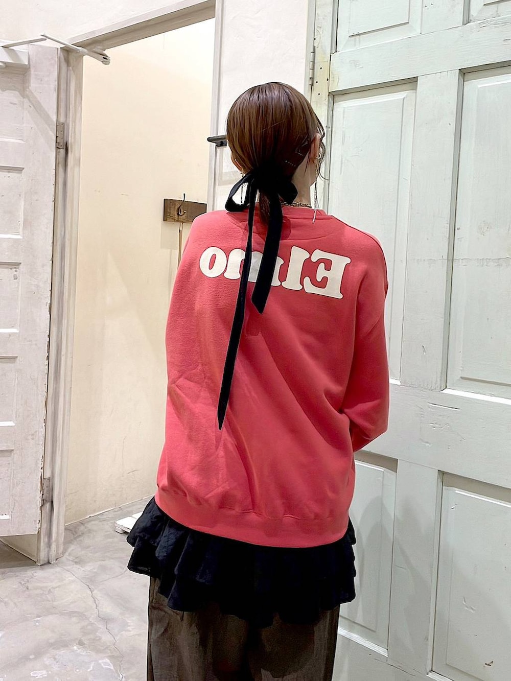 ブラウン系のその他パンツ、ブラック系のパンプス、レッド系のスウェットを着用したレディースの冬コーディネートの8枚目の写真