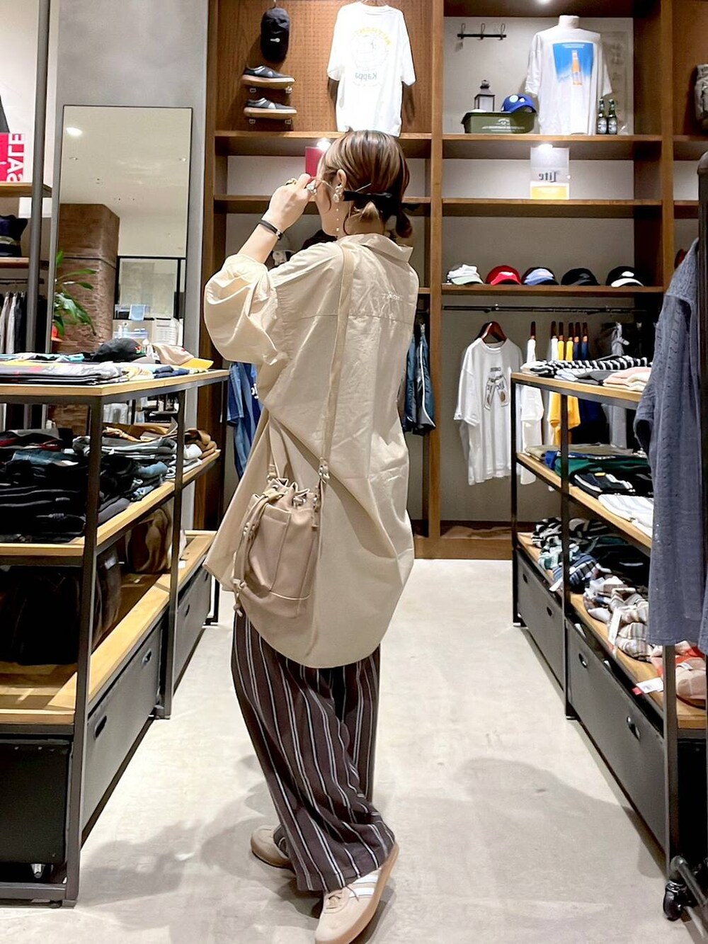 ベージュ系のシャツ/ブラウス、ベージュ系のショルダーバッグ、その他のその他パンツを着用したレディースの夏コーディネートの7枚目の写真
