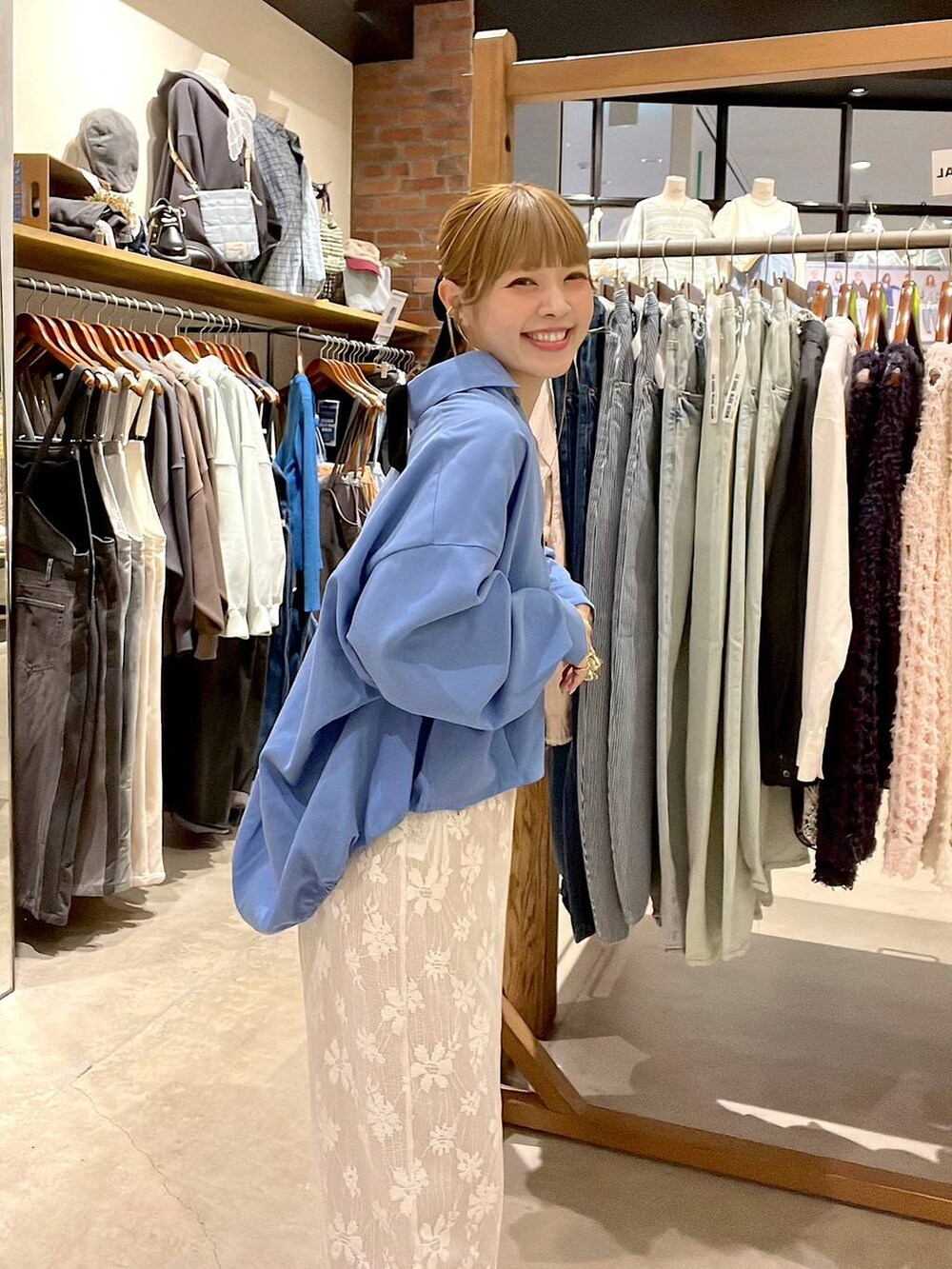 ベージュ系のその他パンツ、ベージュ系のスウェットパンツ、ブルー系のシャツ/ブラウスを着用したレディースの冬コーディネートの7枚目の写真