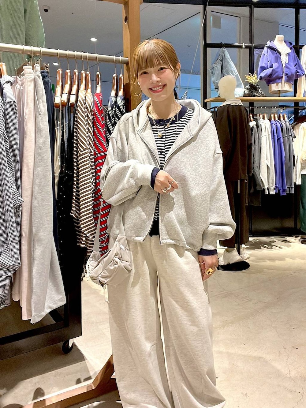 グレー系のスウェットパンツ、グレー系のパーカー、ブルー系のカーディガン/ボレロを着用したレディースの冬コーディネートの6枚目の写真