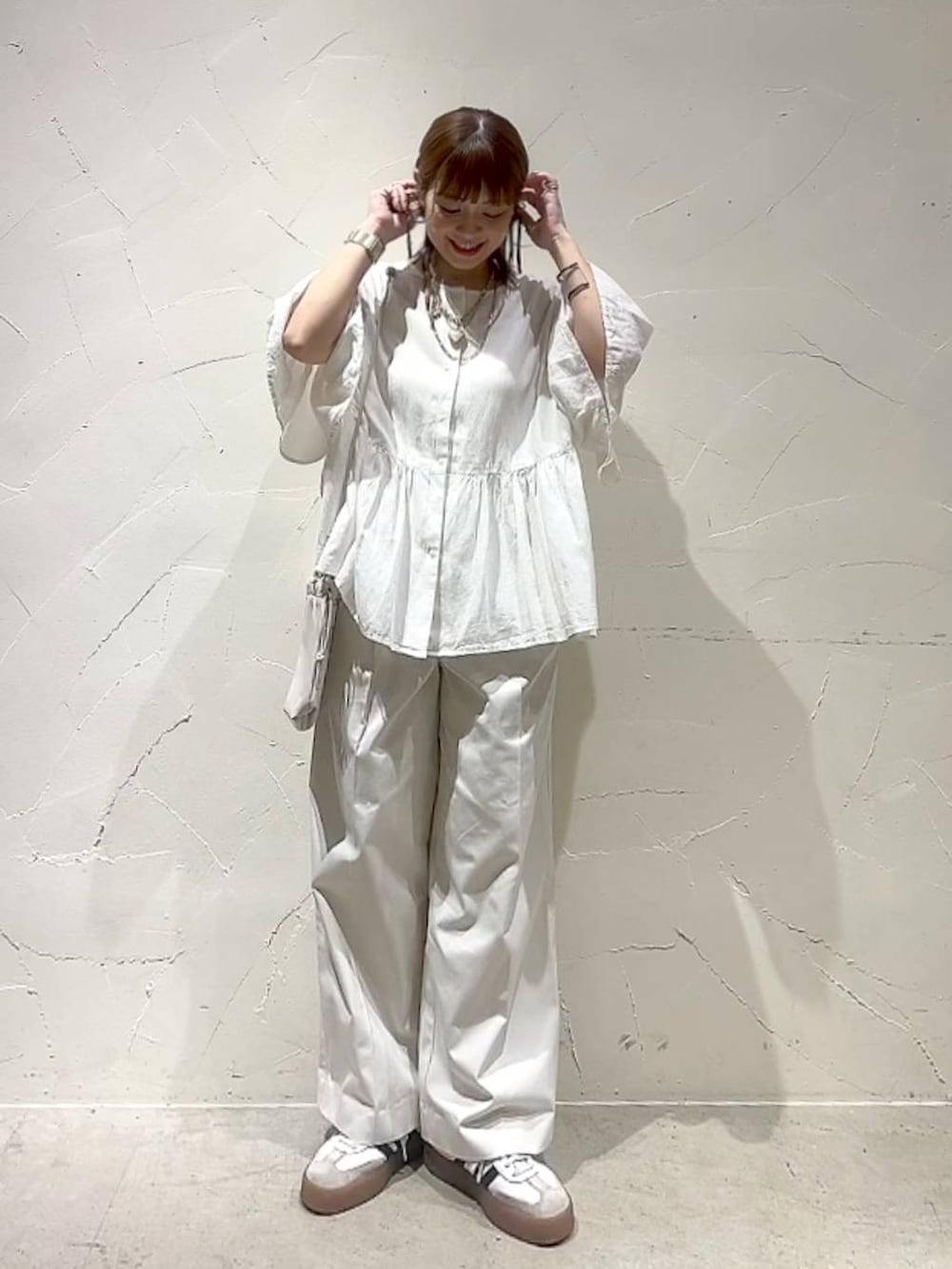 「チノパン、着痩せ・細見え、体型カバー、ナチュラル、ママコーデ、春コーデ、夏コーデ、カジュアル、niko and ...、淡色コーデ、Over40スタッフ、大人カジュアル、ブラウス、パンツ」｜「niko and...のボーイズクラフトチノパンツ（チノパンツ、ベージュ系）」を使った、みきてぃ24さん（レディース・158cm）の春コーディネートの7枚目の写真