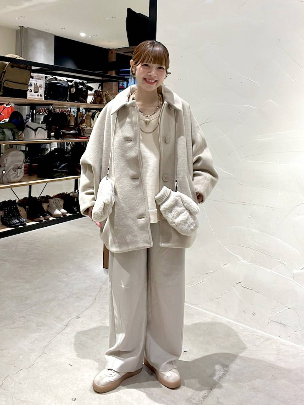 ベージュ系のブルゾン、ベージュ系のその他パンツ、ベージュ系の手袋を着用したレディースの秋コーディネートの5枚目の写真