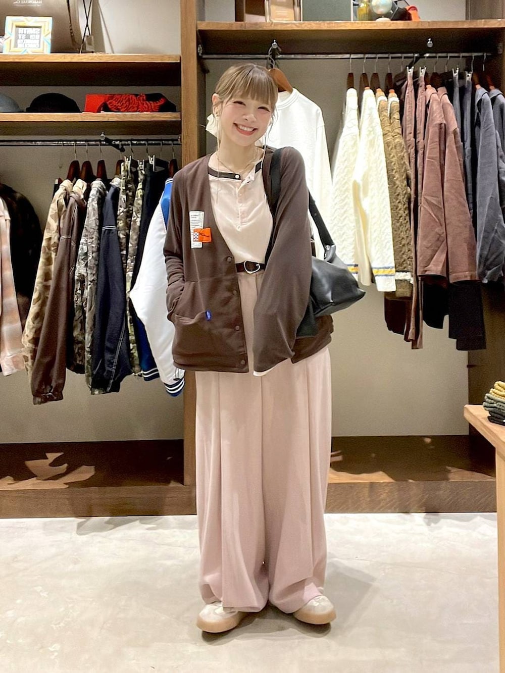 ピンク系のTシャツ/カットソー、ピンク系のスラックス、ブラウン系のベルトを着用したレディースの秋コーディネートの2枚目の写真