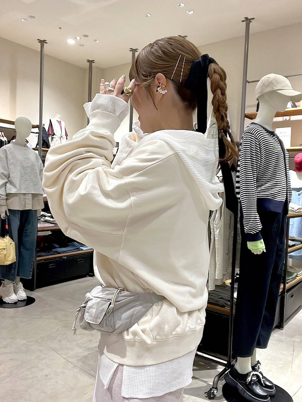 ホワイト系のパーカー、ピンク系のスウェットパンツ、ホワイト系のTシャツ/カットソーを着用したレディースの冬コーディネートの4枚目の写真