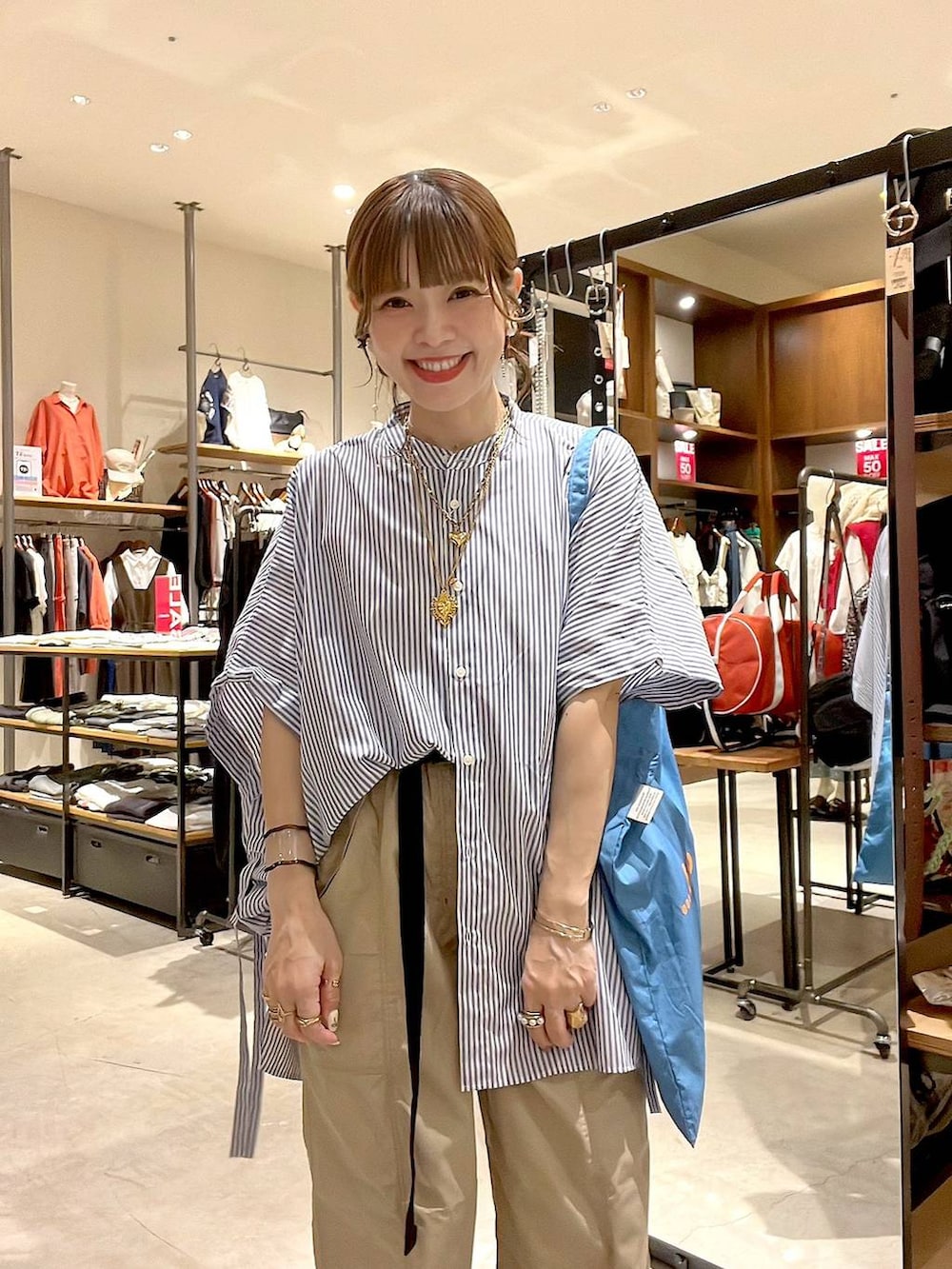 「着痩せ・細見え、体型カバー、ナチュラル、ママコーデ、春コーデ、夏コーデ、カジュアル、niko and ...、淡色コーデ、Over40スタッフ、大人カジュアル、ブラウス、パンツ、シャツ、トートバッグ」｜「niko and...のケアイージーコタットチュニックシャツ（シャツ/ブラウス、ブルー系）」を使った、みきてぃ24さん（レディース・158cm）の夏コーディネートの2枚目の写真