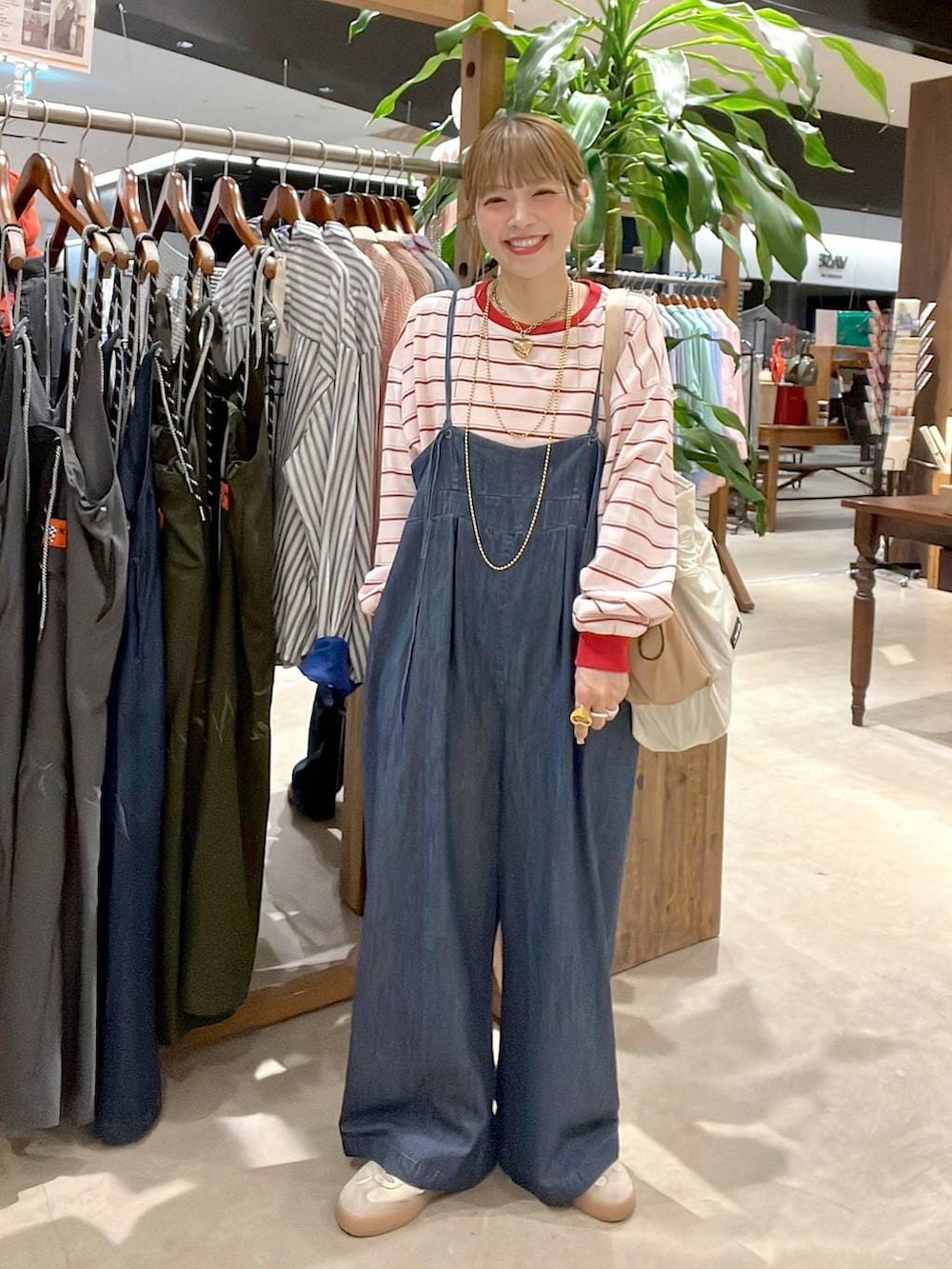 ピンク系のTシャツ/カットソー、ベージュ系のトートバッグを着用したレディースの春コーディネートの2枚目の写真