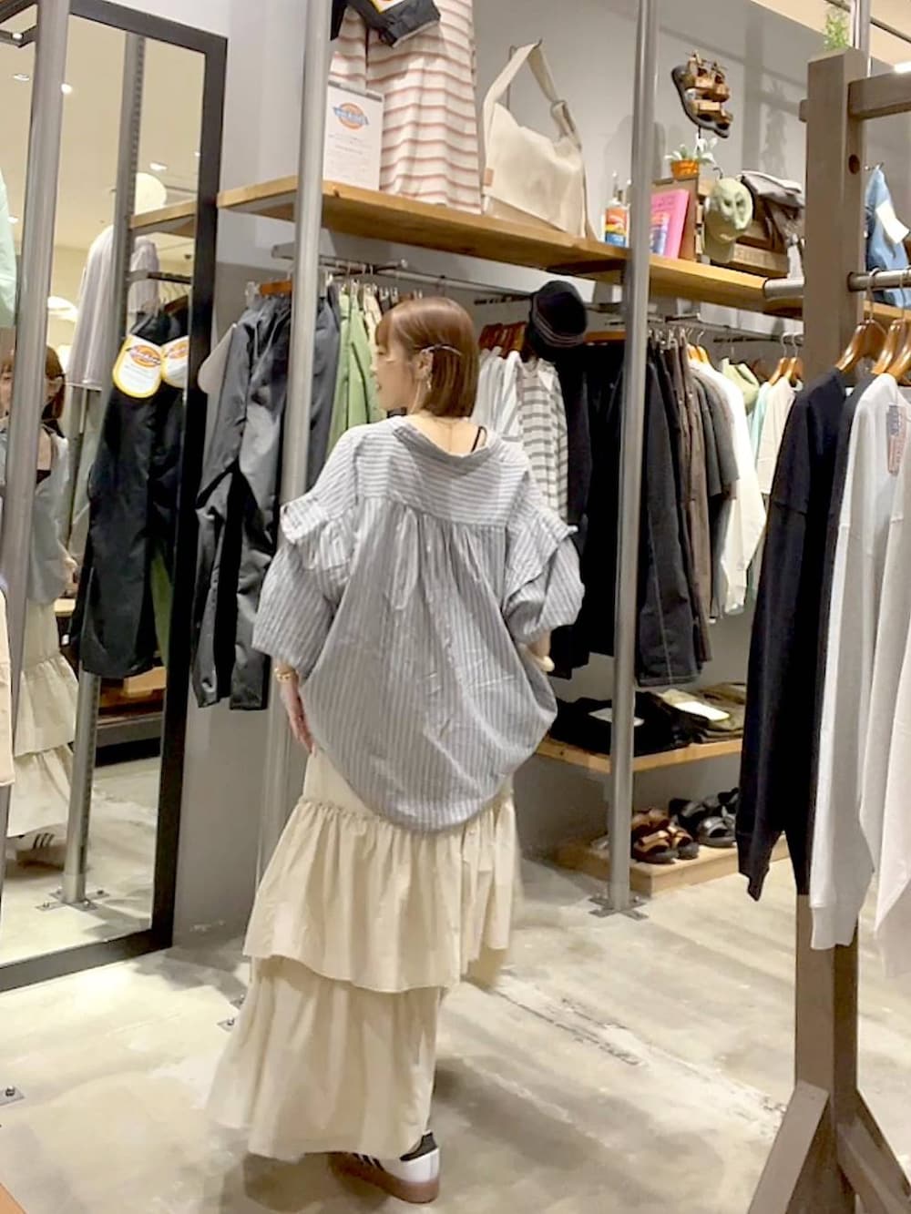 グレー系のシャツ/ブラウス、ベージュ系のスカート、ブラック系のキャミソールを着用したレディースの夏コーディネートの2枚目の写真