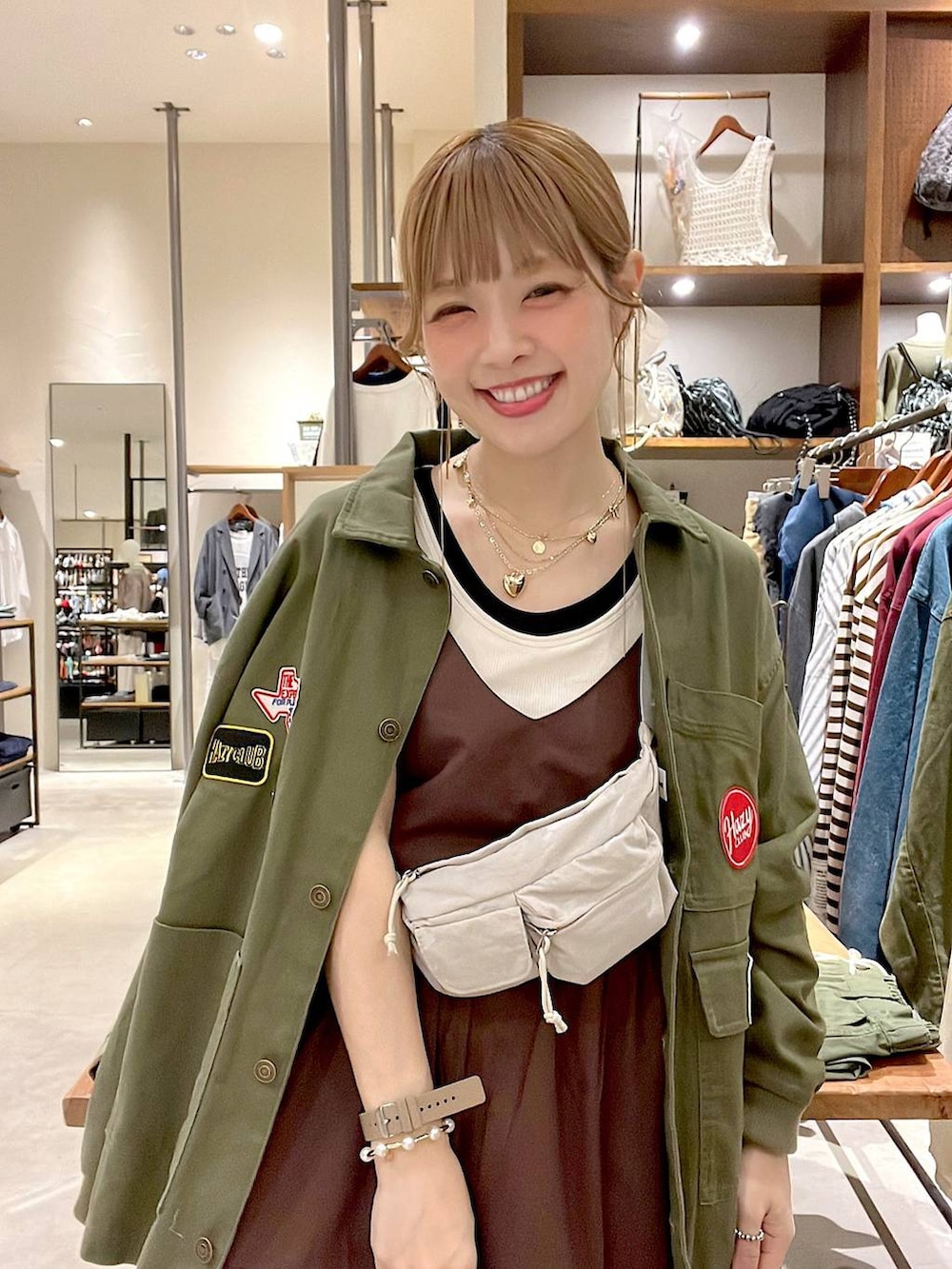 ピンク系のデニムパンツ、ホワイト系のタンクトップ、イエロー系のブレスレットを着用したレディースの春コーディネートの9枚目の写真