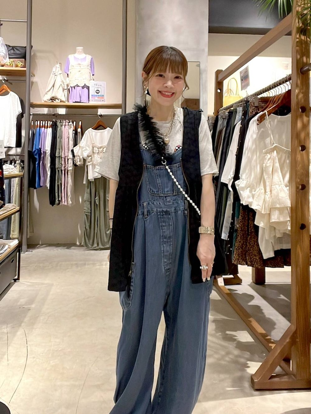 「着痩せ・細見え、体型カバー、ナチュラル、ママコーデ、春コーデ、夏コーデ、カジュアル、niko and ...、淡色コーデ、Over40スタッフ、大人カジュアル、ベスト、サロペット、Tシャツ」｜「niko and...の2WAYガーリーベスト（ベスト、ブラック系）」を使った、みきてぃ24さん（レディース・158cm）の夏コーディネートの3枚目の写真