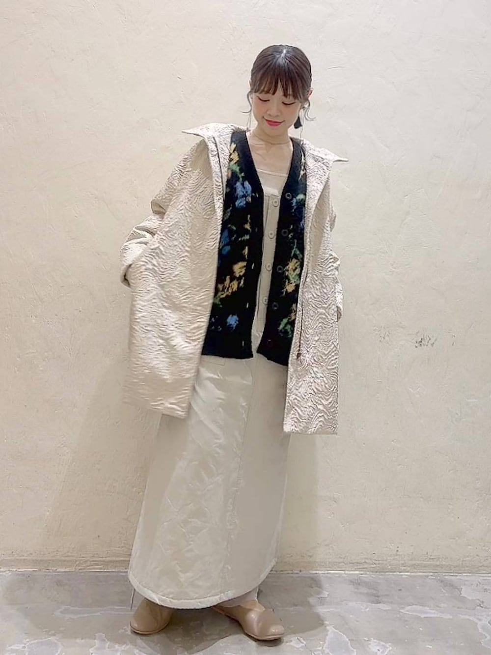 ベージュ系のその他パンツ、ベージュ系のジャンパースカート、ブラック系のカーディガン/ボレロを着用したレディースの冬コーディネートの2枚目の写真