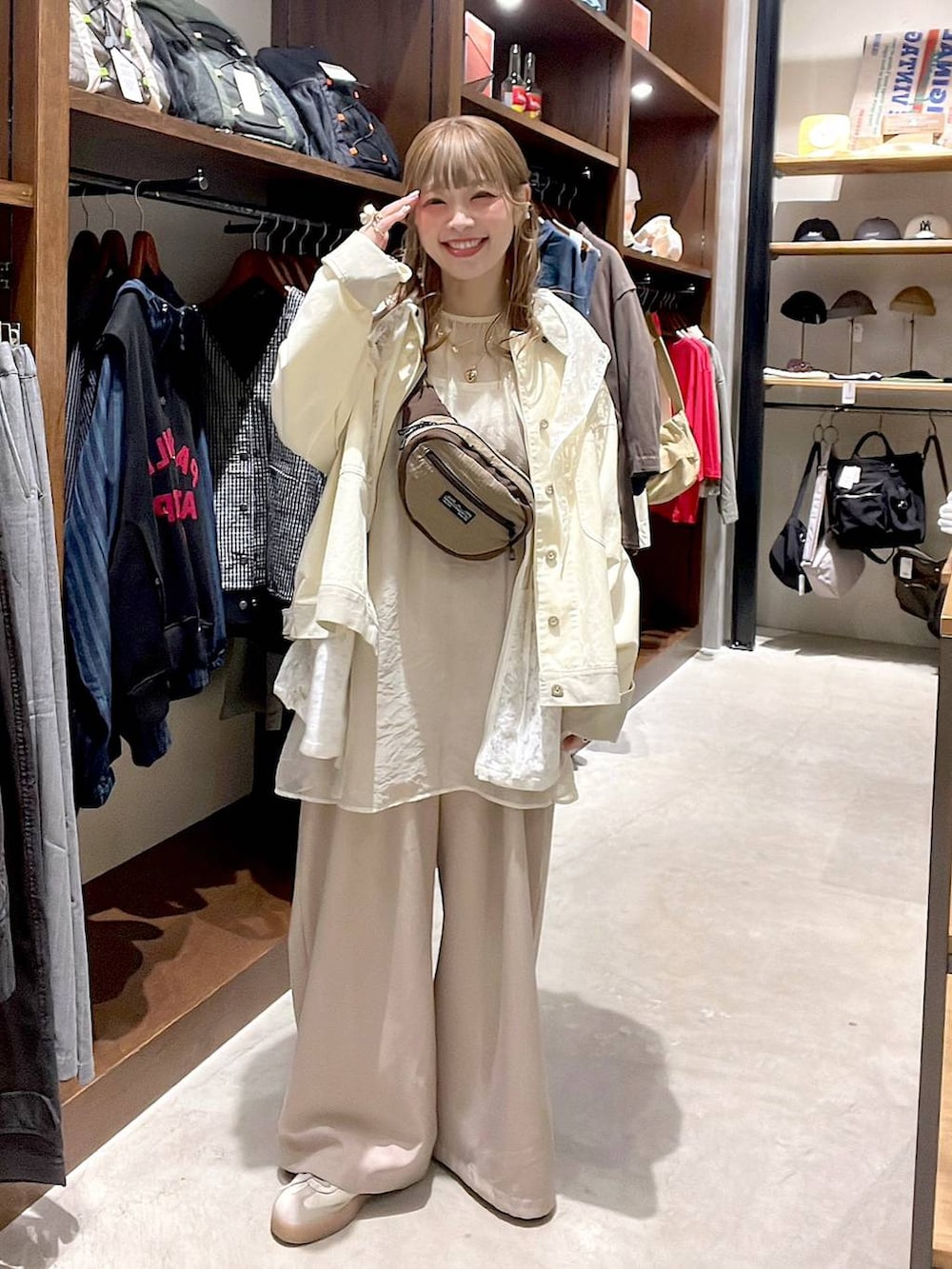 ホワイト系のベスト、ベージュ系のボディバッグ/ウエストポーチ、ホワイト系のブルゾンを着用したレディースの春コーディネートの6枚目の写真