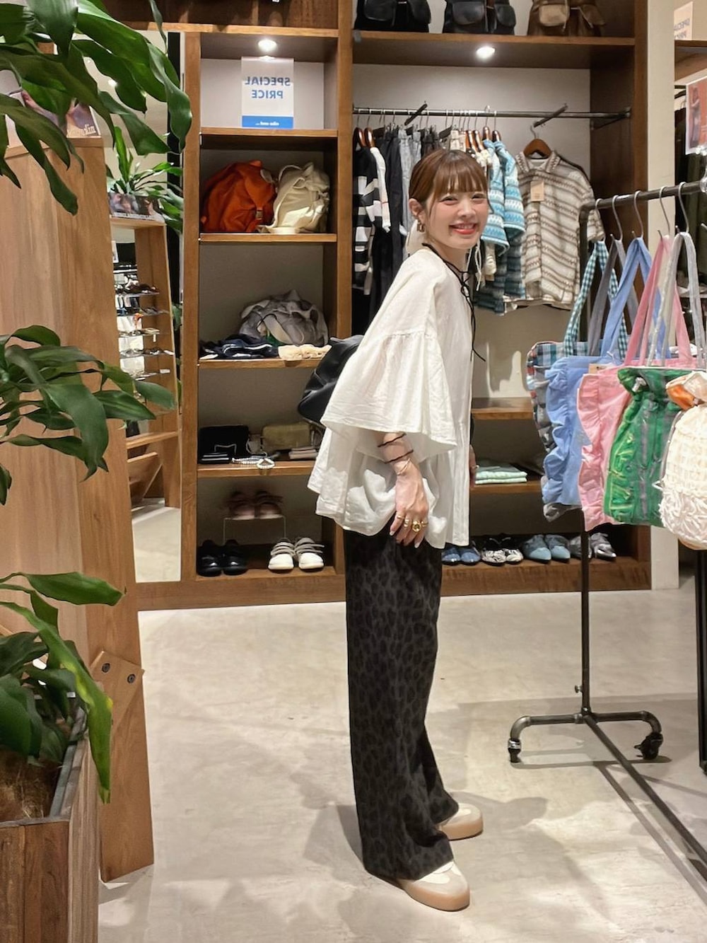 「着痩せ・細見え、体型カバー、ナチュラル、ママコーデ、春コーデ、夏コーデ、カジュアル、niko and ...、淡色コーデ、Over40スタッフ、大人カジュアル、ブラウス、パンツ、ボストンバッグ、JEANASIS」｜「Me%のハート2SETカラビナ　106345（その他雑貨、ベージュ系）」を使った、みきてぃ24さん（レディース・158cm）の春コーディネートの2枚目の写真